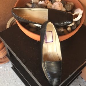 Black Naturalizer comfort pump